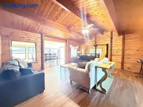 Cozy Lakeside Cottage - Image 4
