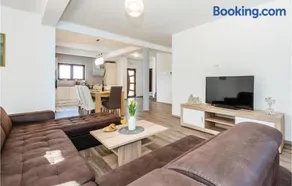 Four-Bedroom Holiday Home In Bilice - Image 2