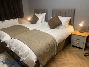 3 en-suite double bedrooms with patio - Image 3