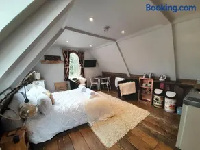 Quaint Studio Loft Room nr Hampton Court - Image 1