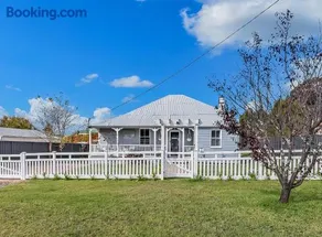Addisons Stanthorpe with hot tub - Image 1