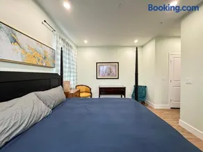 LUX Entire House 4-Bedrooms with Parking - Image 2