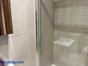 TJ Homes - Luxury Studio Suite with Garden View - Next to tube station London - Image 3