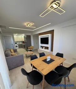 Trinity Breeze Renovated 2BR Close to Trinity Beach with Private Parking - Image 3