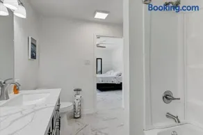 Updated 4 bedroom home in Oragnefield - Image 5