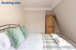 Rooftop Retreat - 2 Double Beds w/ Stunning Views - Image 2