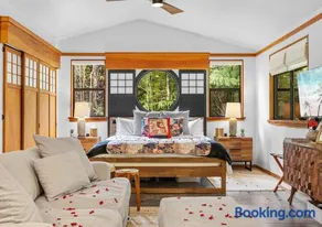 Volcano Tea House Cottage-SpaBath-HotTub-FirePlace - Image 1
