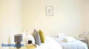 Heathrow Ensuite Rooms- Auto check in - Image 3