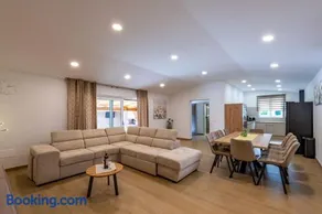 Villa Dika, a beautiful and spacious villa with a fantastic pool - Image 4