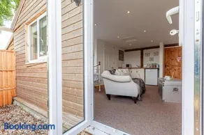 Stansted airport - studio annexe with parking - Image 4