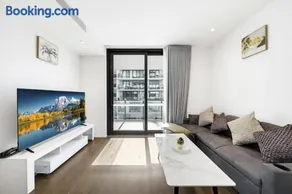The most convenient modern living next to Sydney Airport, with free parking - Image 1