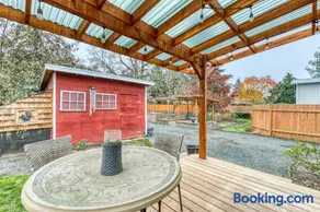 Remodeled dog-friendly Willamette Valley home with large fenced yard - Image 2