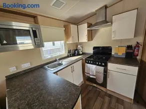 Hot Tub Getaways The Oakley 8 berth caravan with hot tub and quiet setting - Image 4