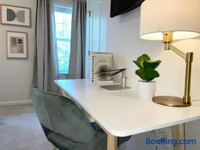 Charming DC Townhome with 3 Private Bedroom Suites - Image 3