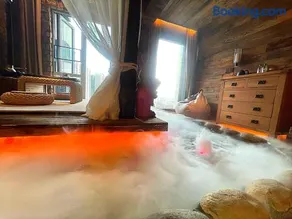 哲帆民宿 大学城重庆大学熙街尖顶坡龙湖u城百年风化老木屋店 - Image 3