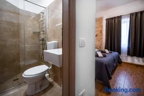 Rooms with free parking - Image 3