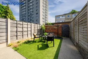 Spacious 2-Bed Home with Garden Sleeps 5 - Image 5