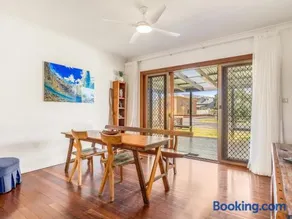 Lennox Beach Shack Classic Coastal Stay Near the Beach - Image 2