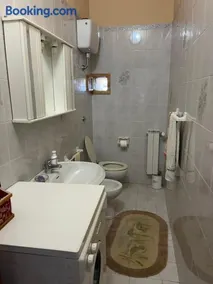 Dimora dei Poli Ferrero - Spaziosa casa indipendente, vista mare, in centro su corso Garibaldi - Image 2