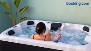 Virginia Suite - Jacuzzi Retreat in Kalamaki - Image 1