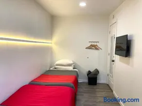 Modern GuestHouse Ironbound Newark with KITCHEN-FastTrainToNYC-OneStopToAirport - Image 2