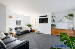 Coastal 4BR with pool, walk to Ocean Grove beach - Image 4