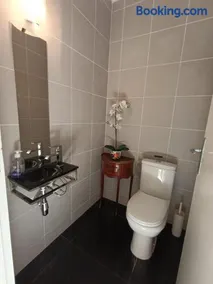 4-sided house, sleeps 10 with swimming pool and sauna - Image 2