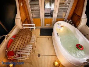 Escapade en Bateau terrasse mini spa option payante - Image 1