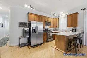 Heart of East Village 2-Bed 2-Bath Peaceful Oasis condo - Image 2