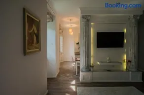 JR Luxury Guesthouse - Image 4