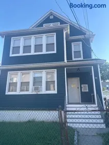 Rest Assured 3 bedroom near airport - Image 1