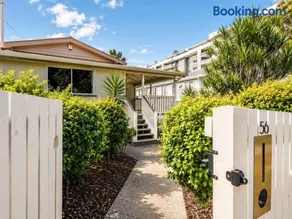 Stylish 4Bedroom Stay Outdoor Dining and City Access - Image 1