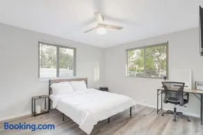 Spacious and luxurious home centrally located between Miami and Ft. Lauderdale - Image 2