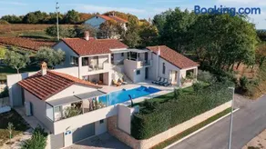 A stunning villa with a swimming pool in Lindar near Pazin - Image 2