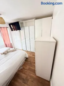 Spacious Private Room in Vibrant Near Selhurst Park stadium - Image 4