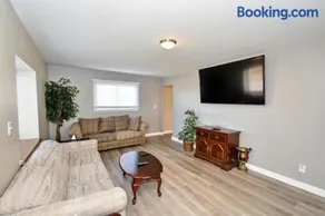 2 Bed, 1 Bath, Upper Level Unit - Image 1