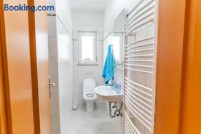 Big 4 bedroom apartment with private parking - Image 1