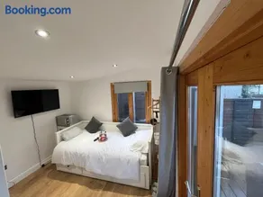 The Grove self-contained Garden Suite - Image 2