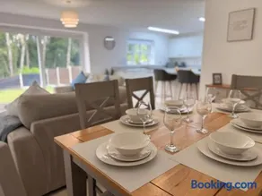 Low Street Escape 3 Bed, Sleeps 9, Gated Drive, WiFi, Contractors - Image 1