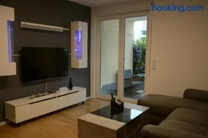 Exklusive Wohnung mit Garten - Image 1