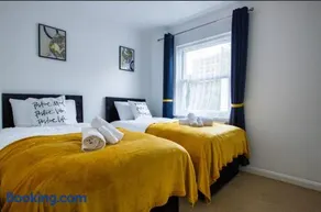 House in the heart of Reading Contractors welcome - Image 2