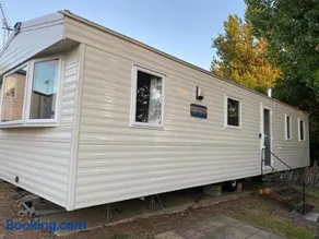 Modern & Homley 3BR Caravan - Image 2