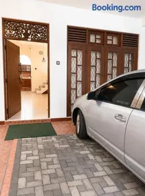 Saneli Stays - Peaceful Home near Nugegoda - Image 3