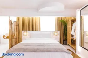 Queen Suite With Hot Tub - Image 1