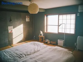 泊まれる本屋 まるとしかく - Image 1
