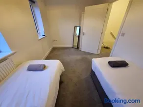 Comfortable 2-Bedroom Barwell Home A with Free Parking - Image 5