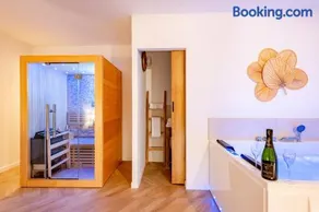 Suite Bali de 45m2 - Idéal couple - Chambre séparée - Jacuzzi baignoire balnéo - Sauna - Clim réversible - Netflix - Piscine accès partagé avec la petite copro - Bouteille de champagne offerte dès 2 nuits - Image 2