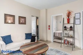 4BR Home Near Downtown Sleeps 10 - Tulip House - Image 3