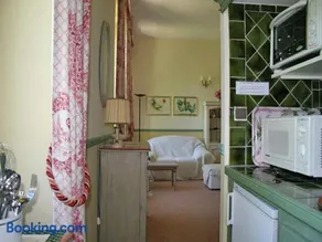 A beautiful 2 persons studio in a chateau with swimming pool - Image 4