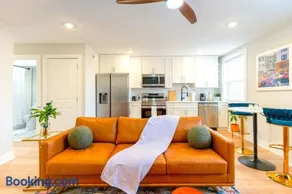 Elegant Urban Escape - 2 Bedrooms, 1 king Bed and 1 Queen Bed, Gated Private Entrance and Parking - Image 4